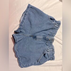 Shorts with a ruffled lining at the top and two buttons. Nice jean shorts.